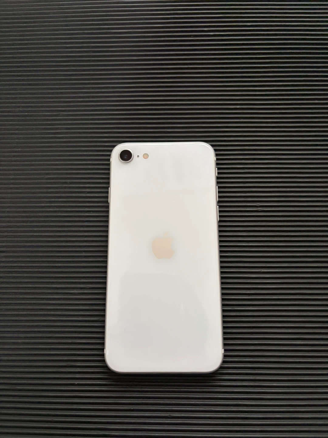iPhone SE2 256GBの写真2枚目