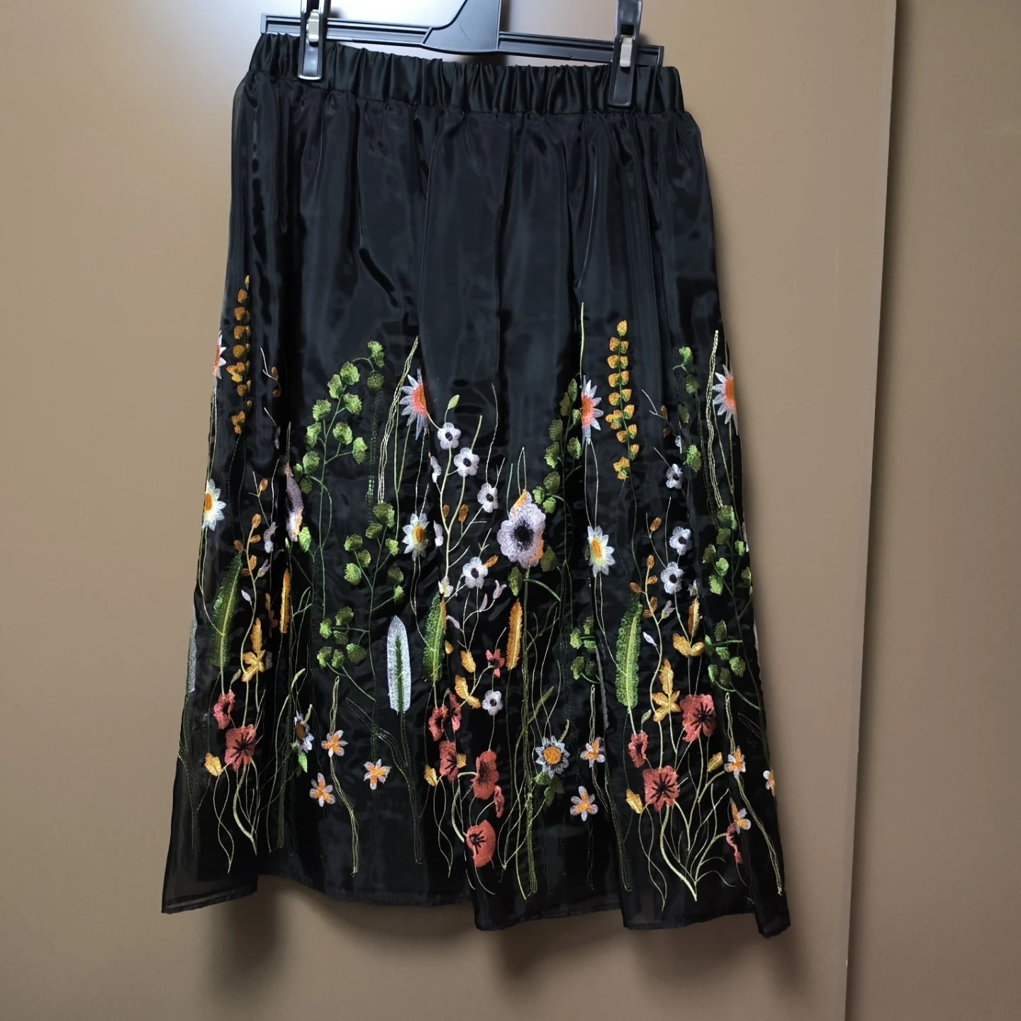 新品タグ付きディスコート 花柄刺繍スカートの写真2枚目