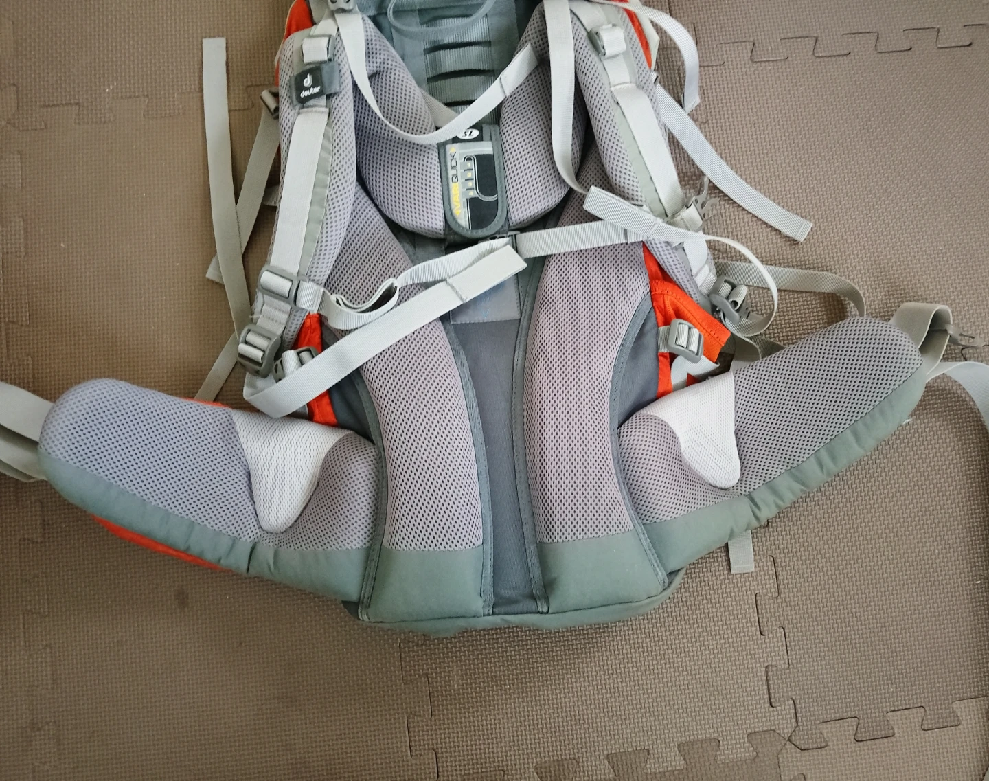 deuter ACT lite リュック  35+10 SL オレンジの写真3枚目