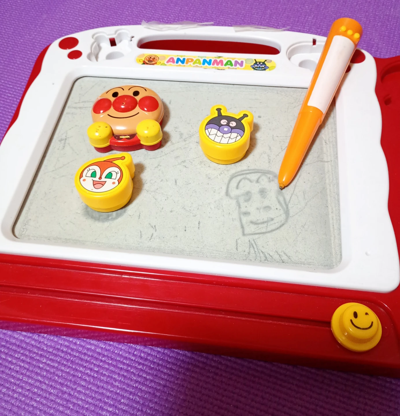 【たくさん書いて描いて、らくがきしちゃおう】アンパンマン おえかきボードの写真3枚目