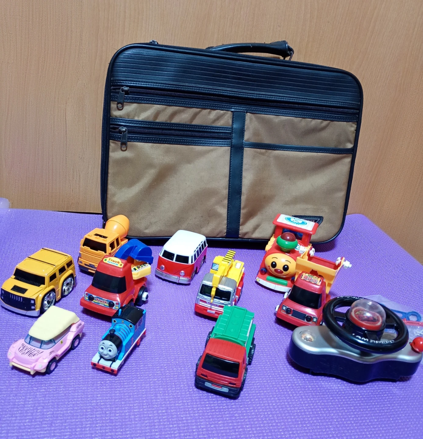【おもちゃの車で遊んだあとは、子供でも簡単にいれるだけのカバンへ】おもちゃの車 まとめ売り／カバン付き