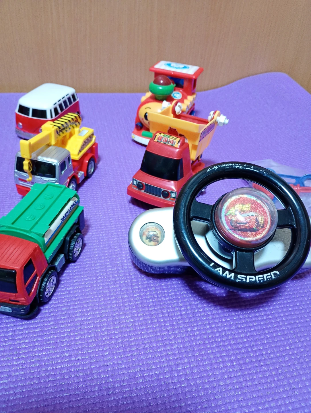 【おもちゃの車で遊んだあとは、子供でも簡単にいれるだけのカバンへ】おもちゃの車 まとめ売り／カバン付きの写真4枚目