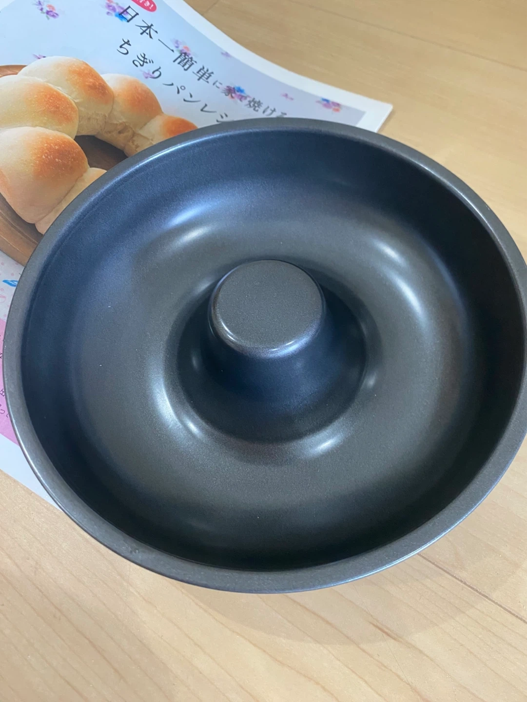 日本一簡単に家で焼けるちぎりパンレシピ 本とエンゼル型の写真2枚目