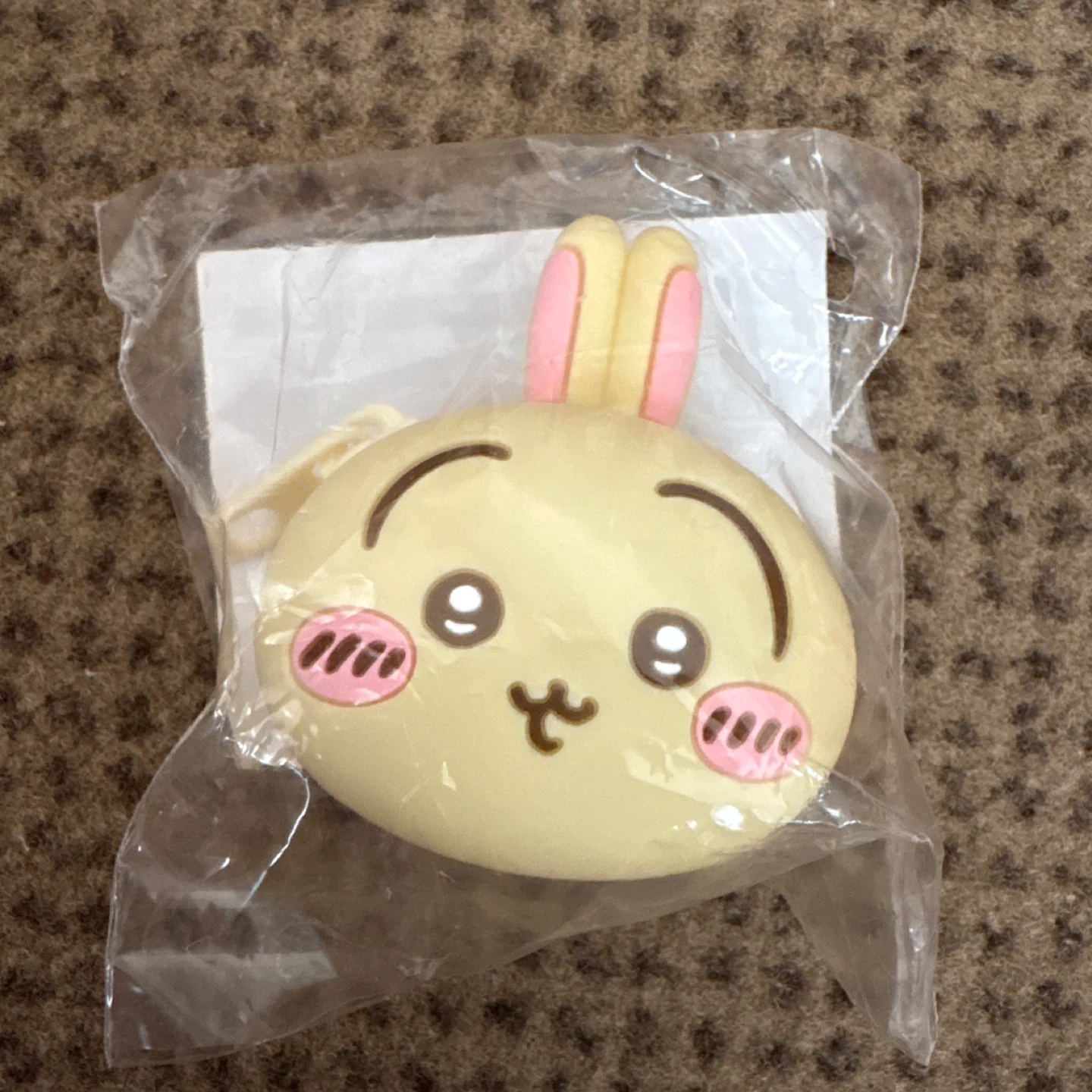 ちいかわ うさぎ おかおのミニシリコンポーチ