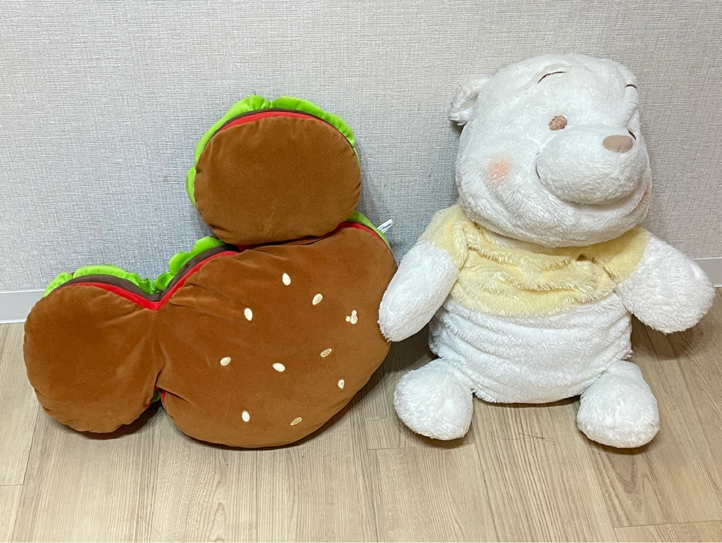 レア。くまのプーさん赤いほっぺ特大ぬいぐるみ白ハンバーガーミッキークッションセットの写真2枚目