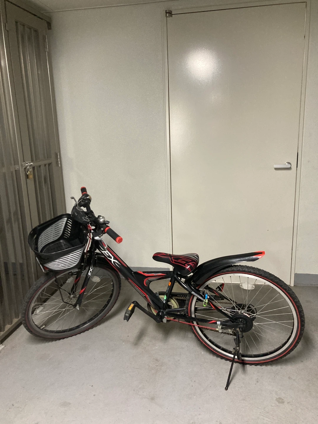ブリヂストン 子供用自転車 黒 赤24インチ