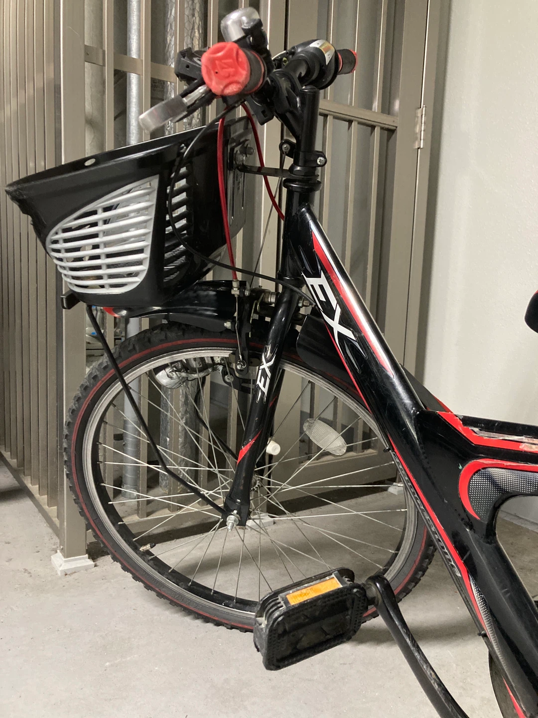 ブリヂストン 子供用自転車 黒 赤24インチの写真2枚目