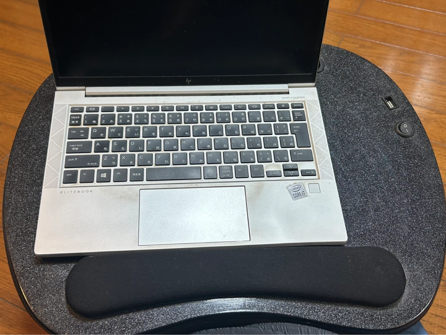 Sofia + Sam 膝上デスク タブレットスロット USBボート付きブラックの写真3枚目