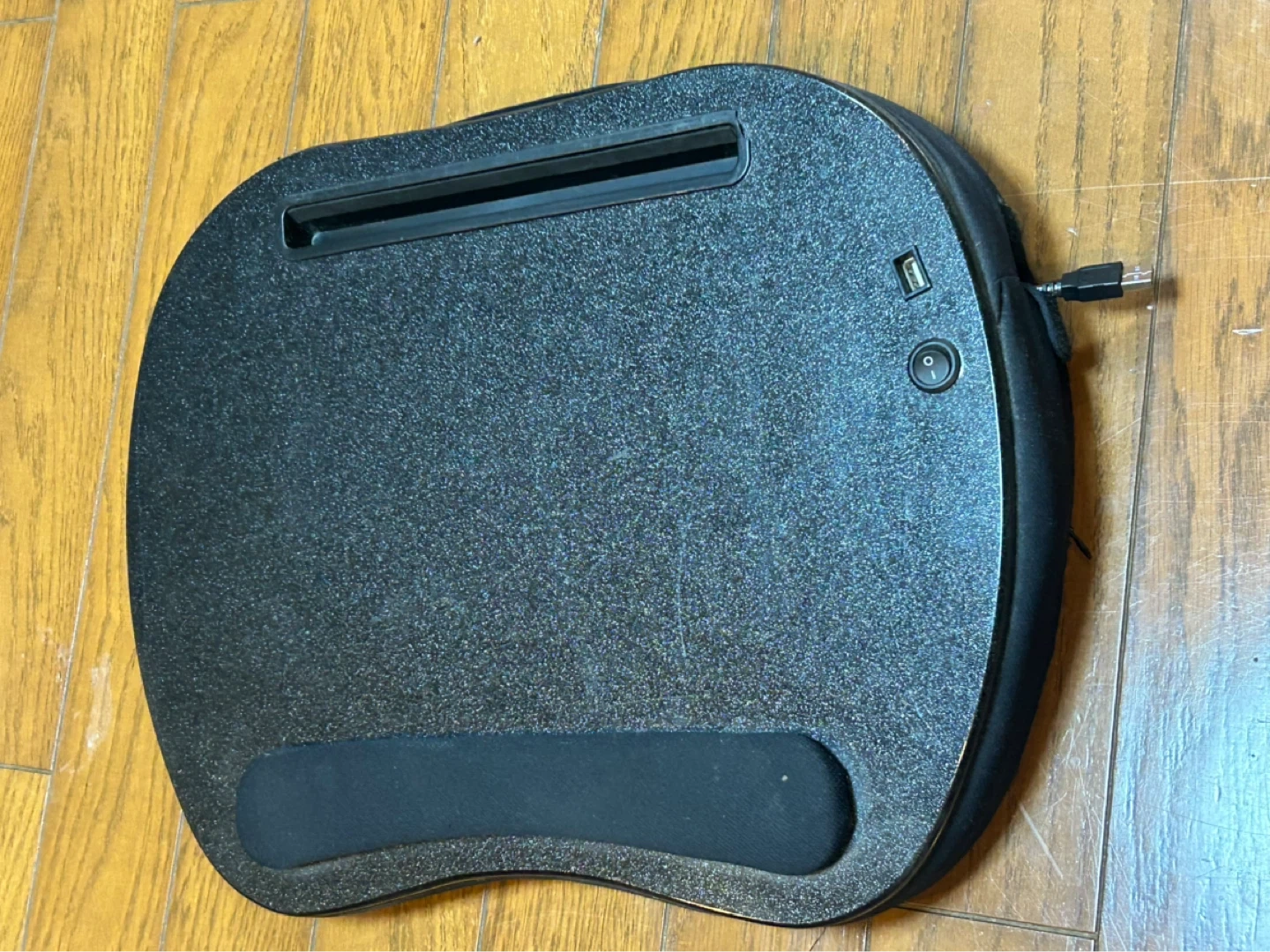 Sofia + Sam 膝上デスク タブレットスロット USBボート付きブラックの写真2枚目