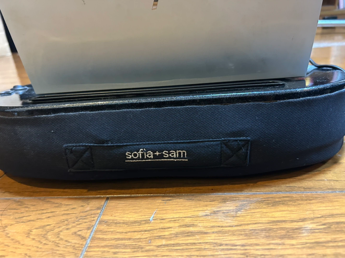 Sofia + Sam 膝上デスク タブレットスロット USBボート付きブラックの写真4枚目
