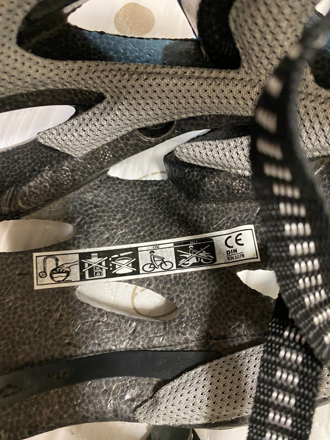 自転車用ヘルメット 青白の写真4枚目