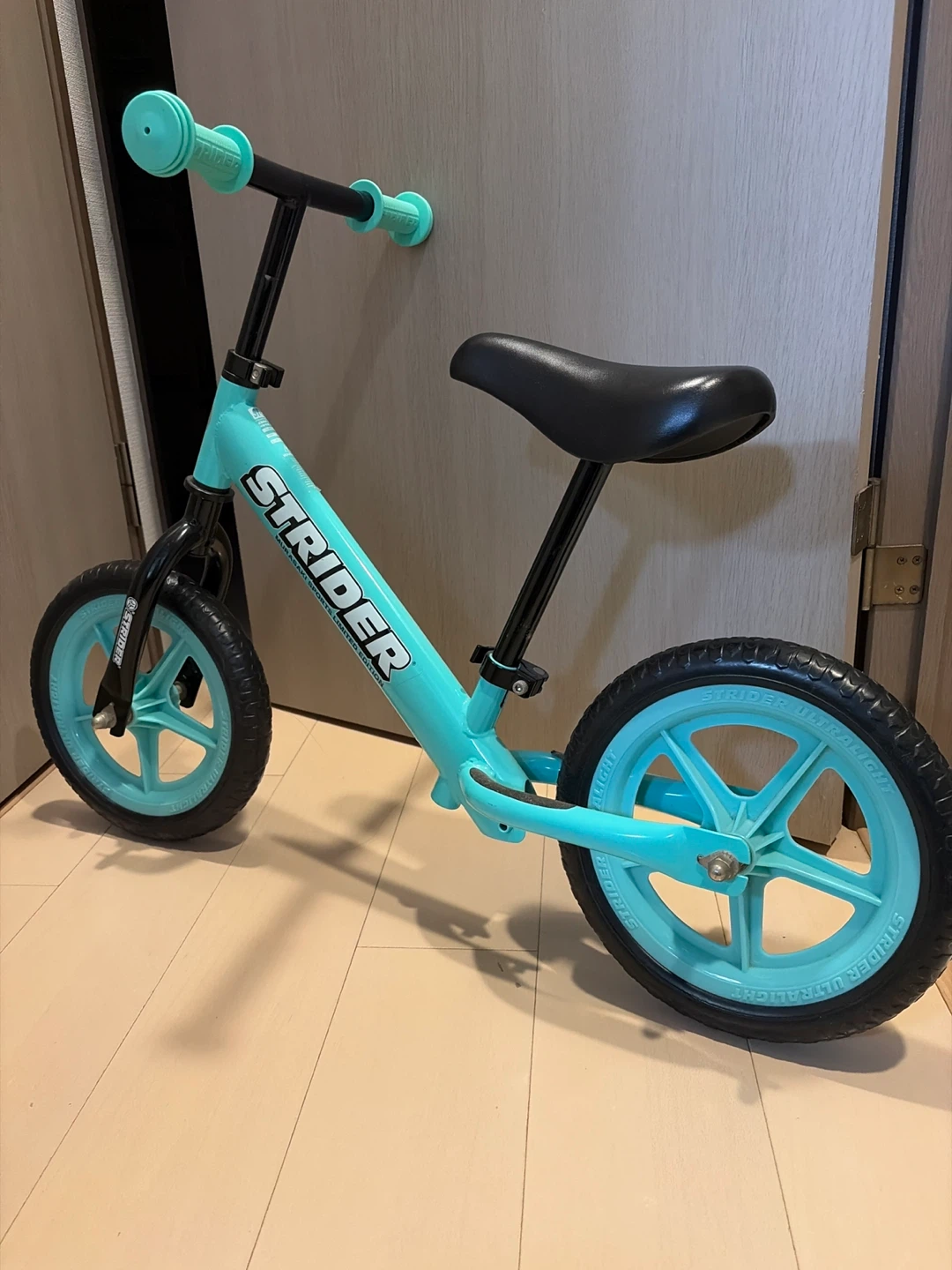 ストライダー スポーツモデル 限定カラー