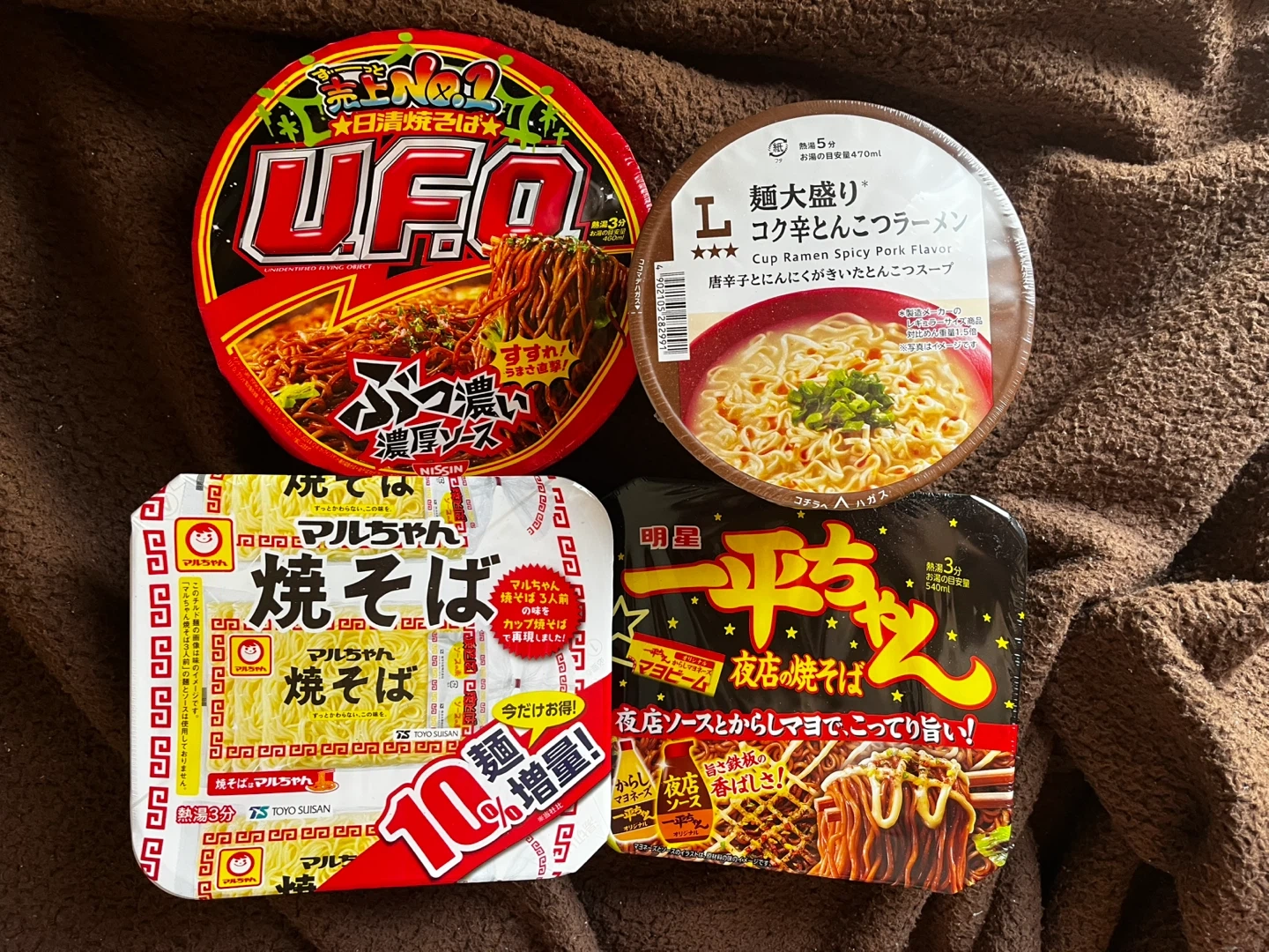 カップ麺、焼そばのセット