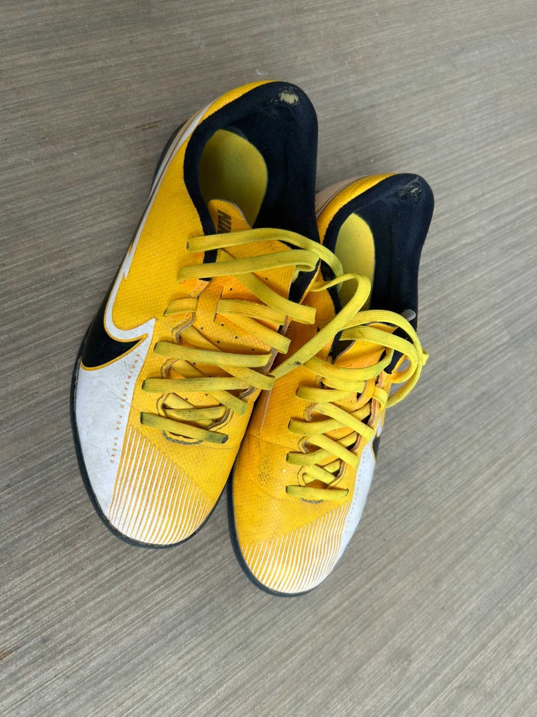 ナイキ サッカートレーニングシューズ 黄色