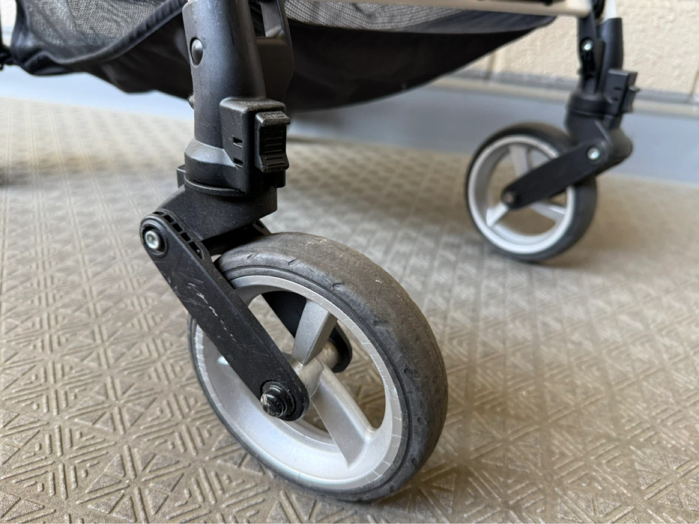 ピジョン B型ベビーカー ビングル　グレー　白の写真5枚目