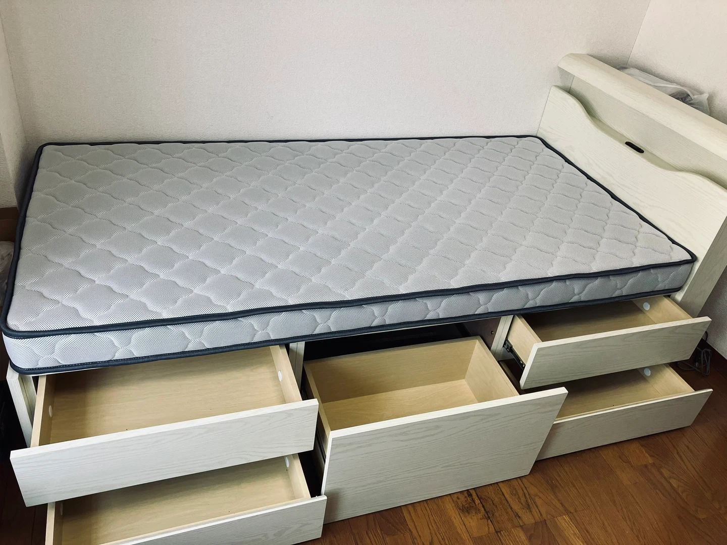 美品のシングルベットとマットレスの写真2枚目
