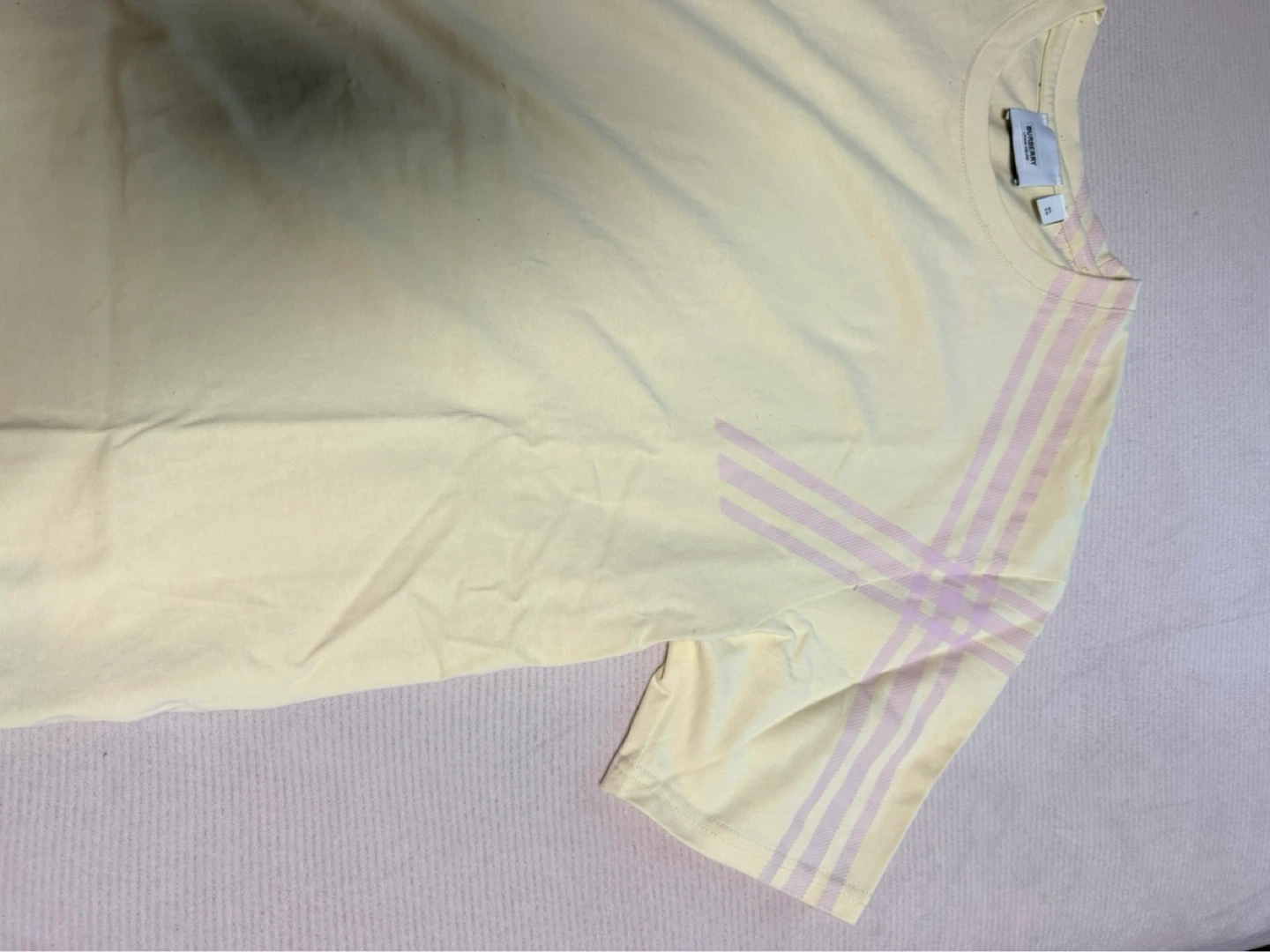 新品・未使用バーバリー 半袖Tシャツ クリーム色 XLサイズの写真3枚目