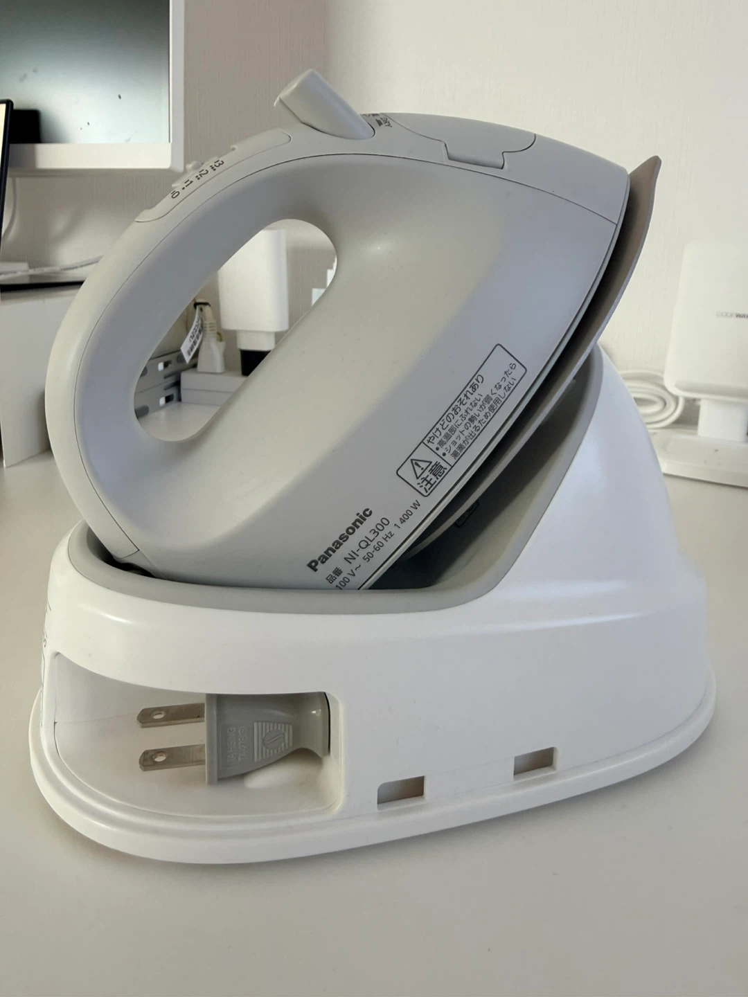パナソニック コードレススチームアイロン NI-QL300の写真6枚目