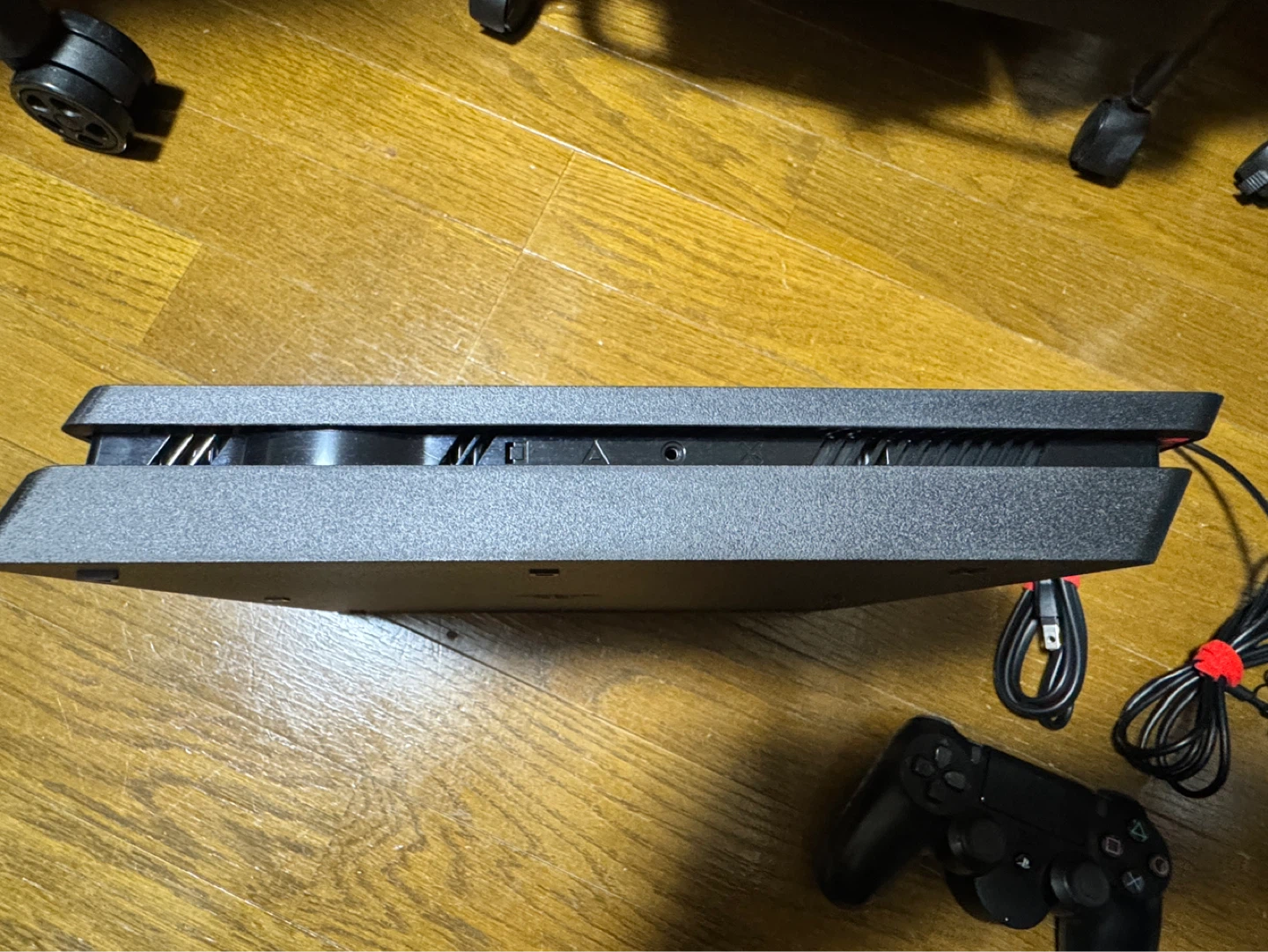 【箱あり】PS4 500GB CUH-2200A Jet Black 背面ボタン付きの写真4枚目