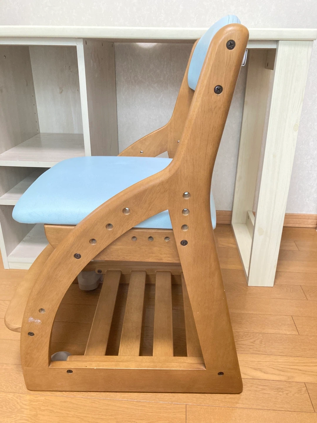 家前引き取り限定 机と子供用イス セットの写真9枚目