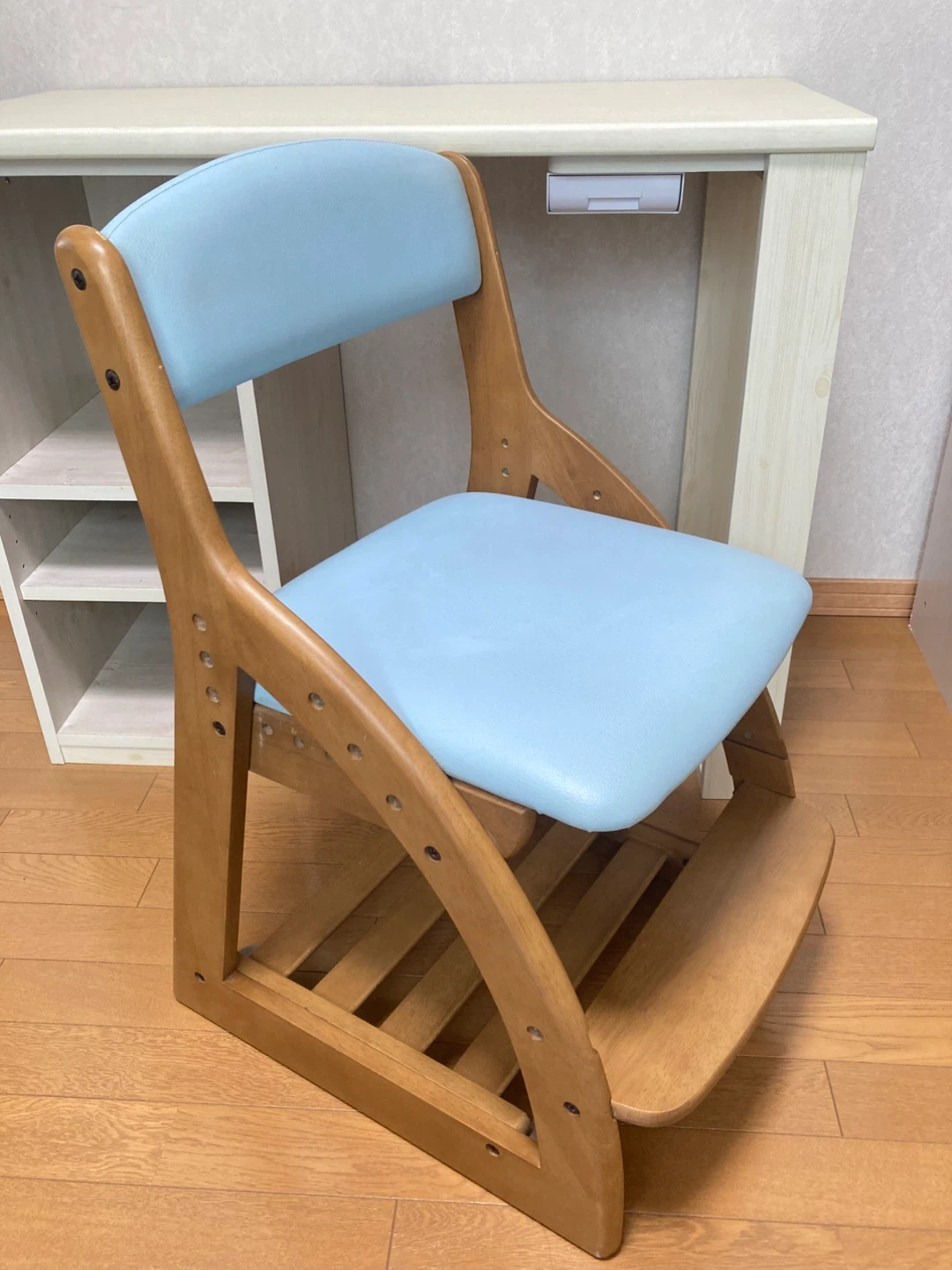 家前引き取り限定 机と子供用イス セットの写真8枚目