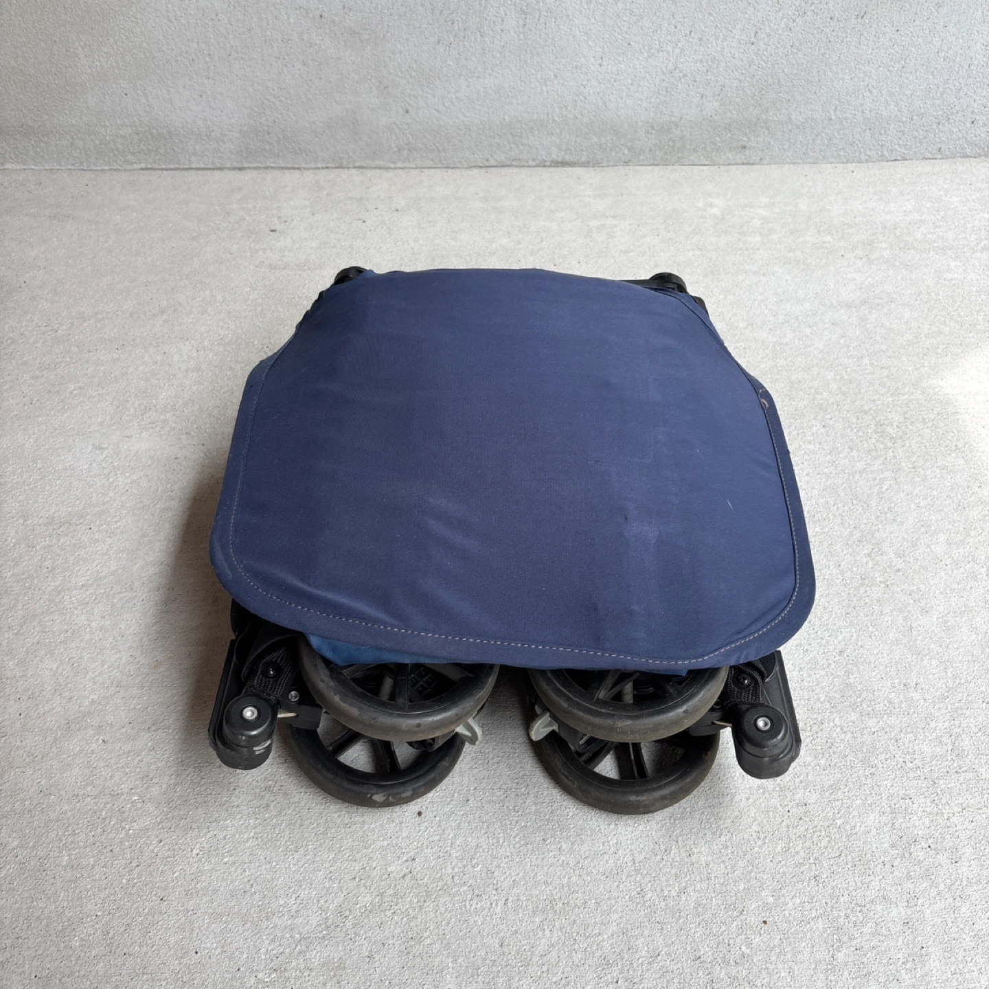 ポキット POCKIT コンパクトベビーカー ネイビー 折りたたみ式の写真2枚目