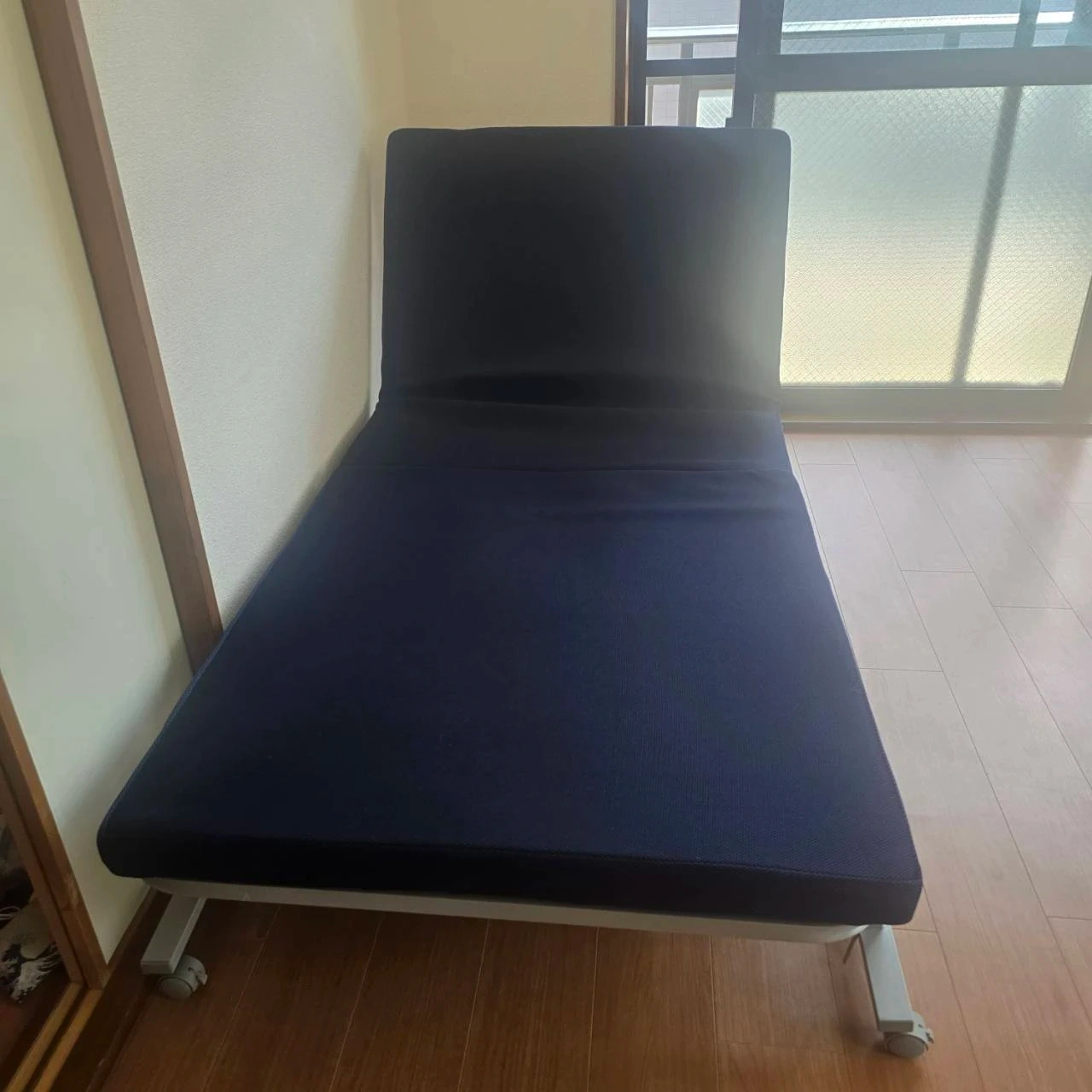 折りたたみ式移動ベッドを販売します。