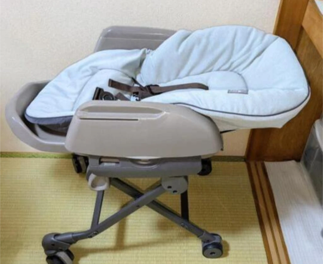 【美品】コンビ ネムリラ 手動ハイローチェア　テーブル付き