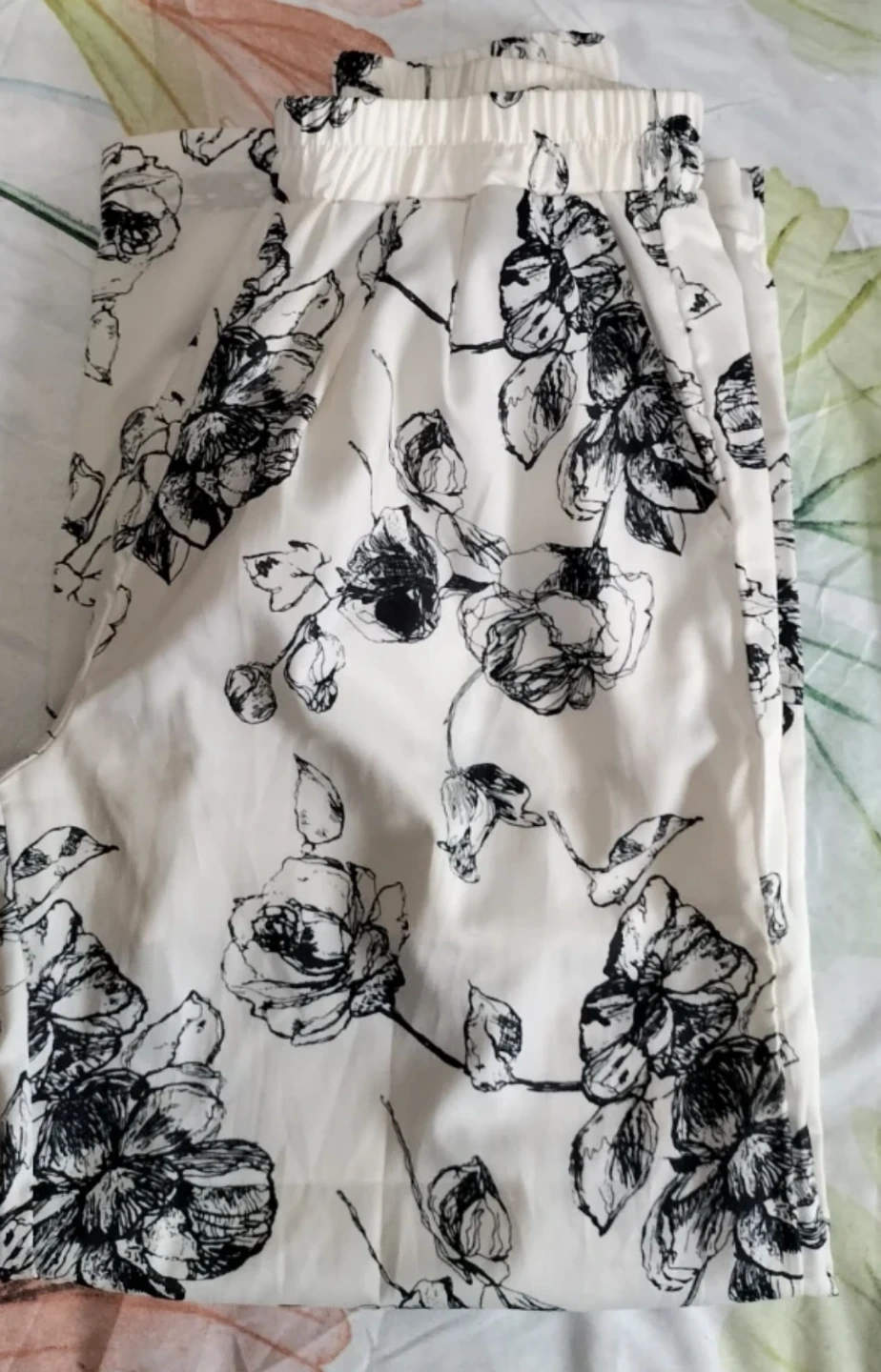 花柄 パンツ 白黒 総柄