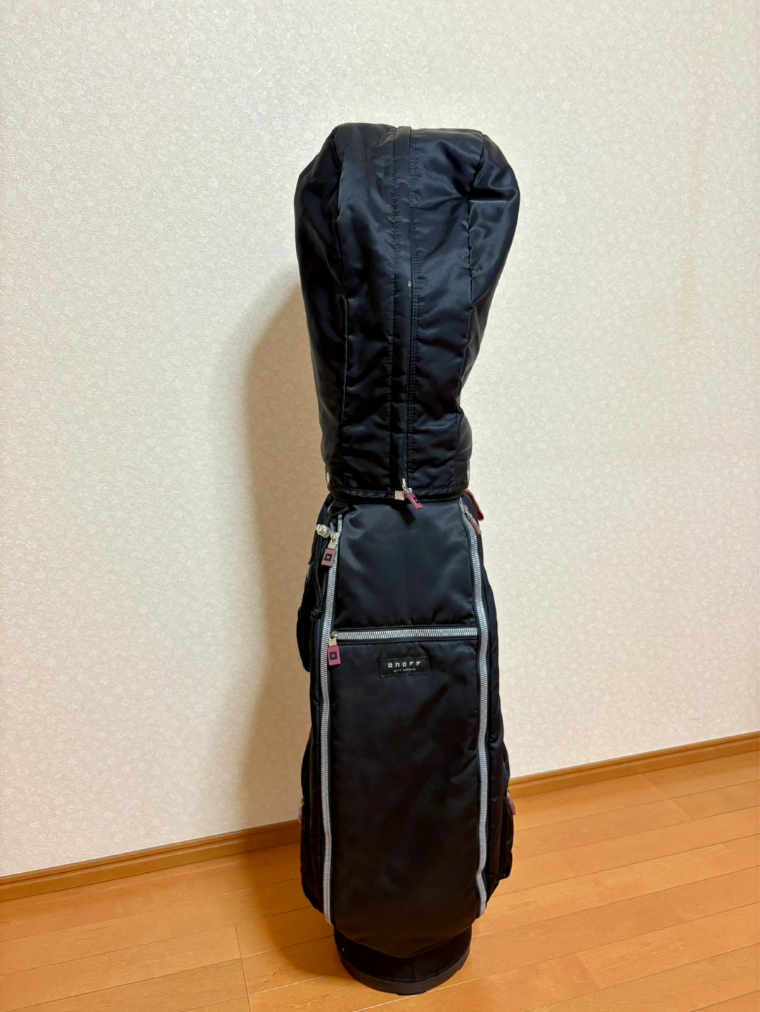 ONOFF オノフ キャディバッグ ブラック ネームプレート未使用 フード付きの写真3枚目