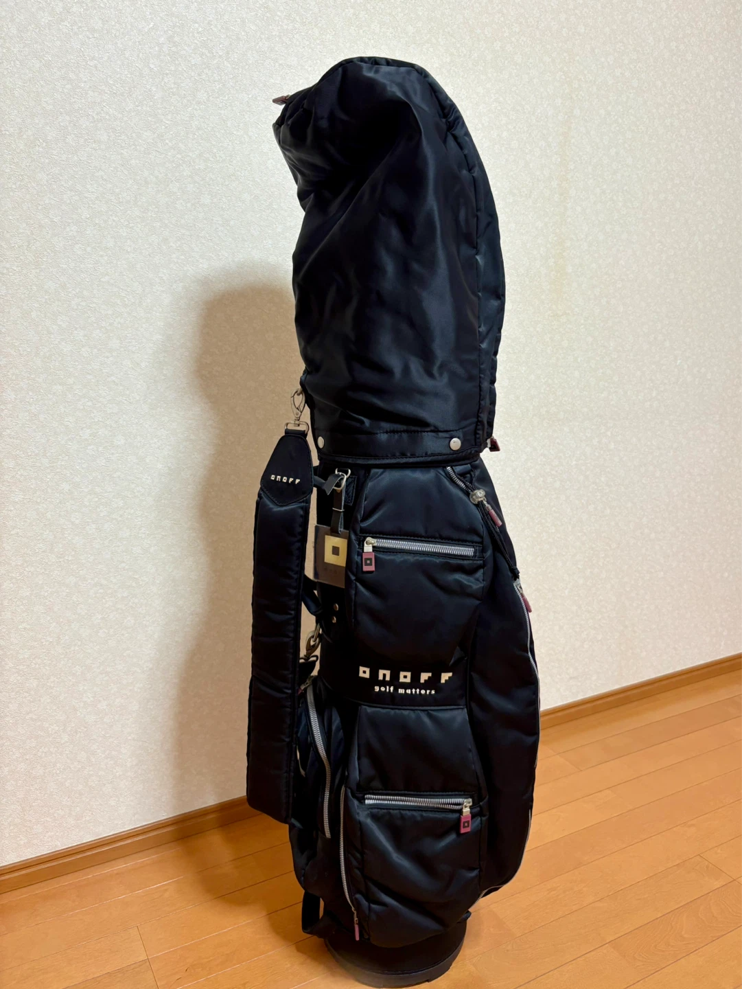 ONOFF オノフ キャディバッグ ブラック ネームプレート未使用 フード付きの写真2枚目