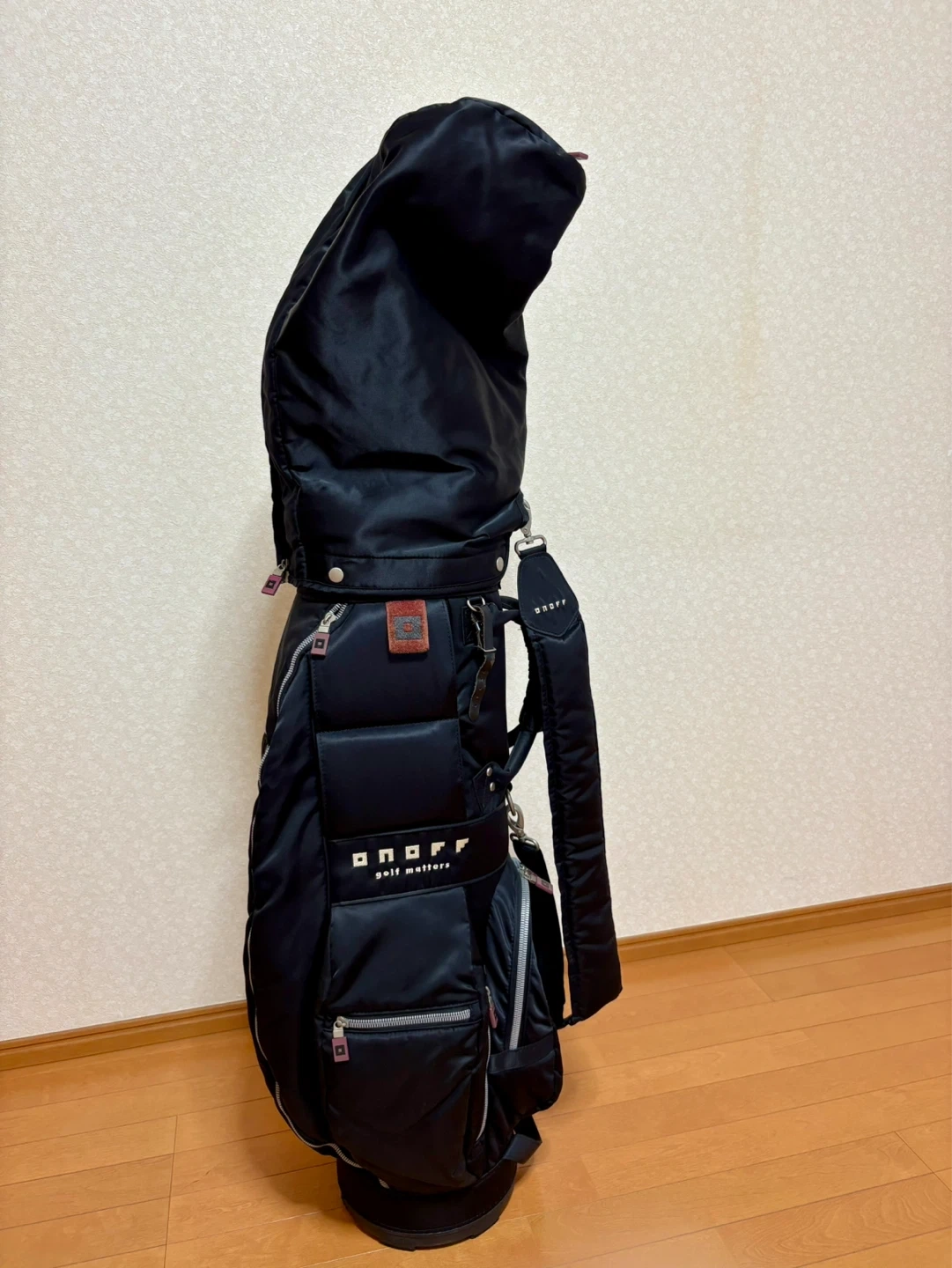 ONOFF オノフ キャディバッグ ブラック ネームプレート未使用 フード付きの写真4枚目