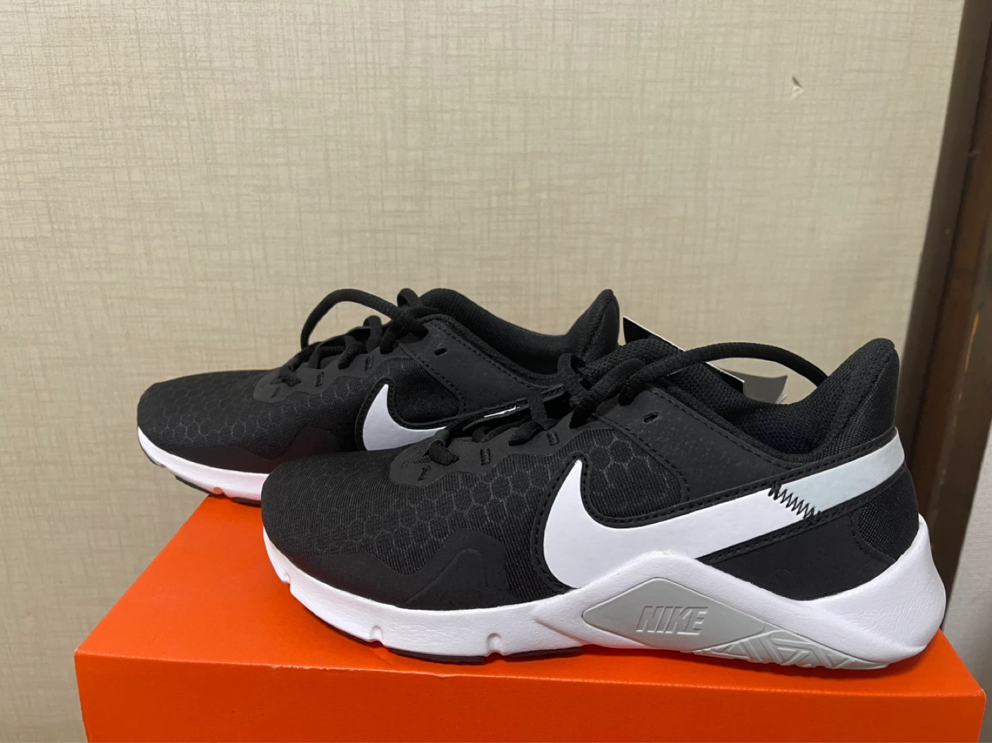 NIKE レジェンド エッセンシャル2 ブラック 22.5cm