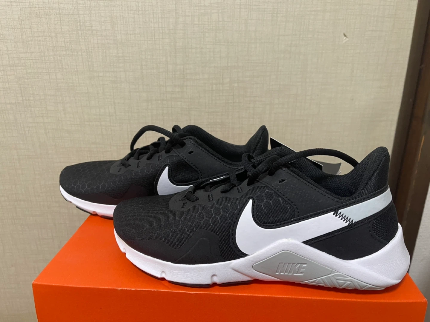 NIKE レジェンド エッセンシャル2 ブラック 22.5cm