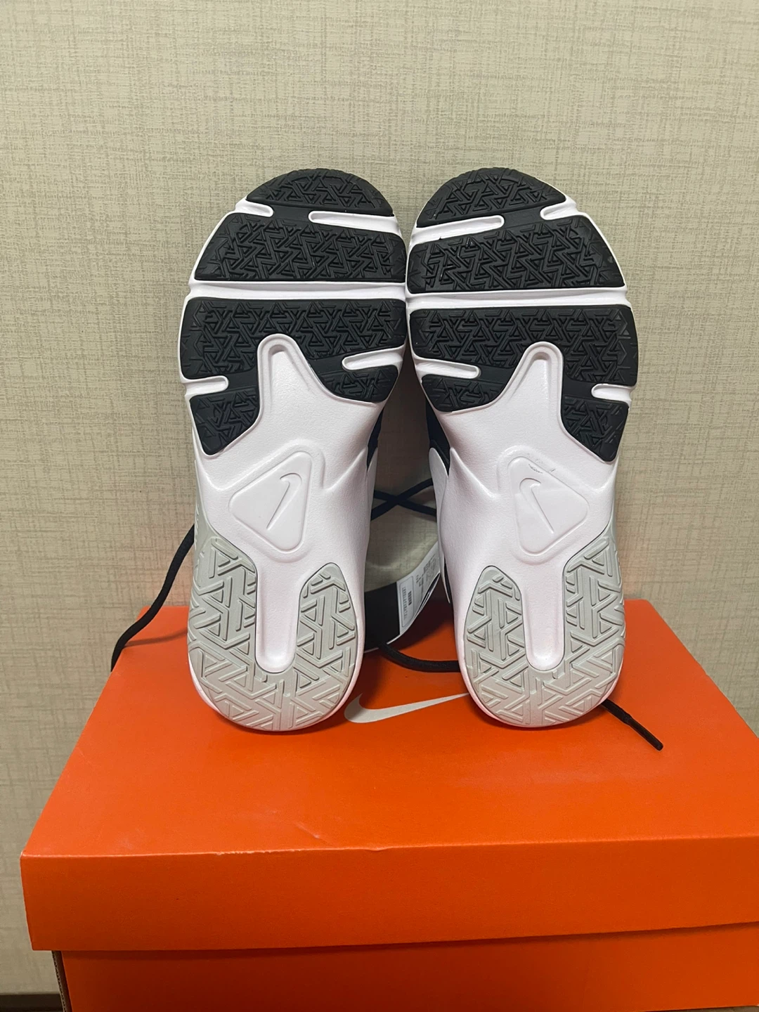 NIKE レジェンド エッセンシャル2 ブラック 22.5cmの写真6枚目