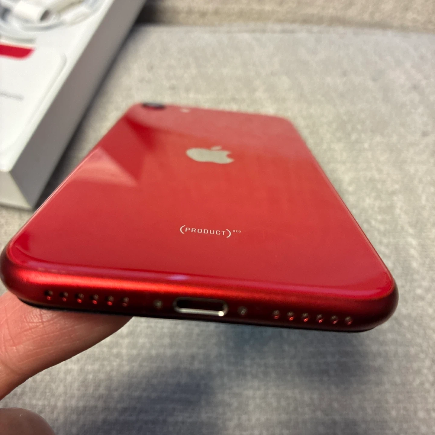 Apple iPhone SE 第2世代 レッド 本体　64gb 付属品外箱の写真2枚目