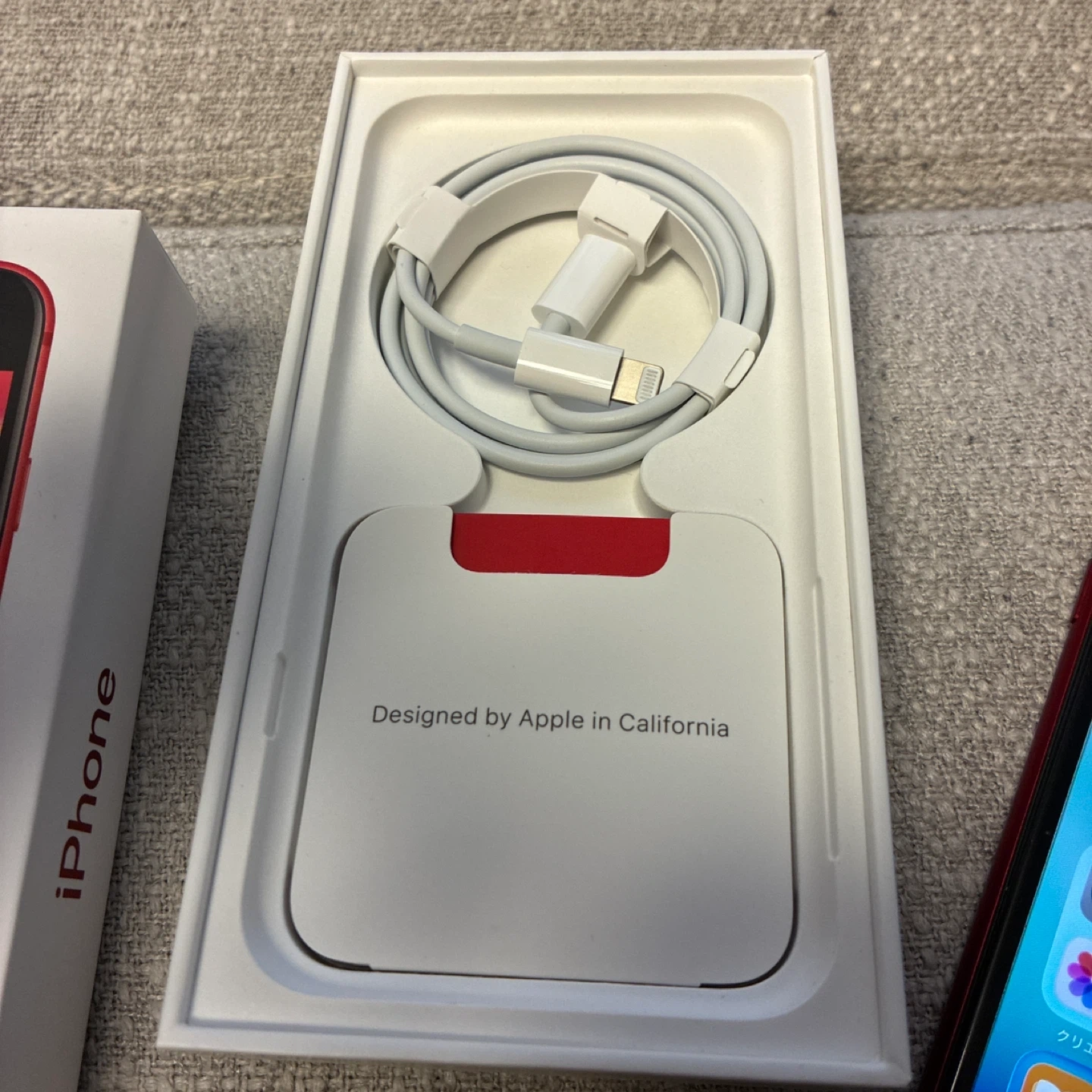 Apple iPhone SE 第2世代 レッド 本体　64gb 付属品外箱の写真5枚目