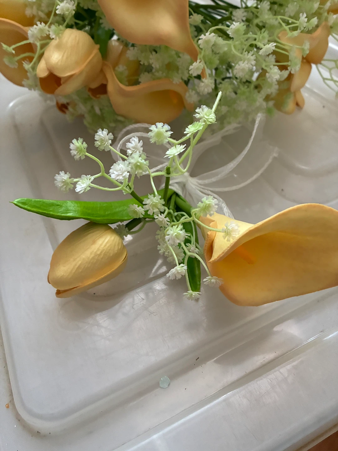 カラーとカスミソウの造花ブーケの写真3枚目