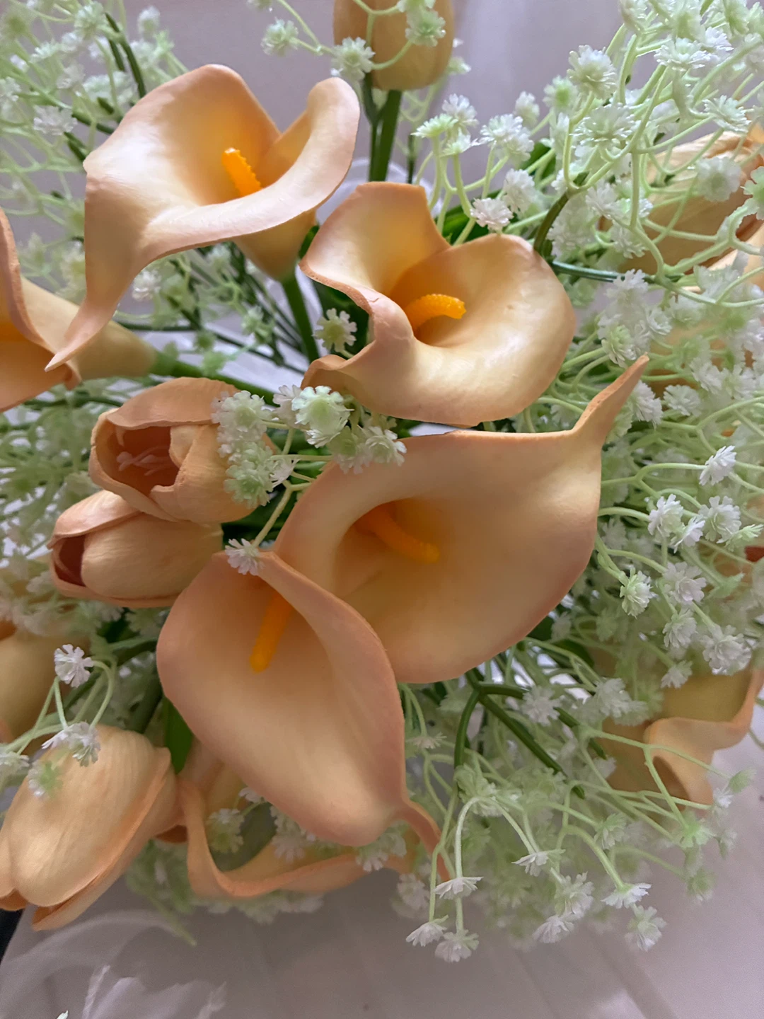 カラーとカスミソウの造花ブーケの写真2枚目