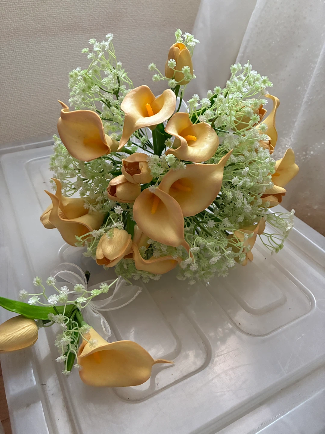 カラーとカスミソウの造花ブーケ