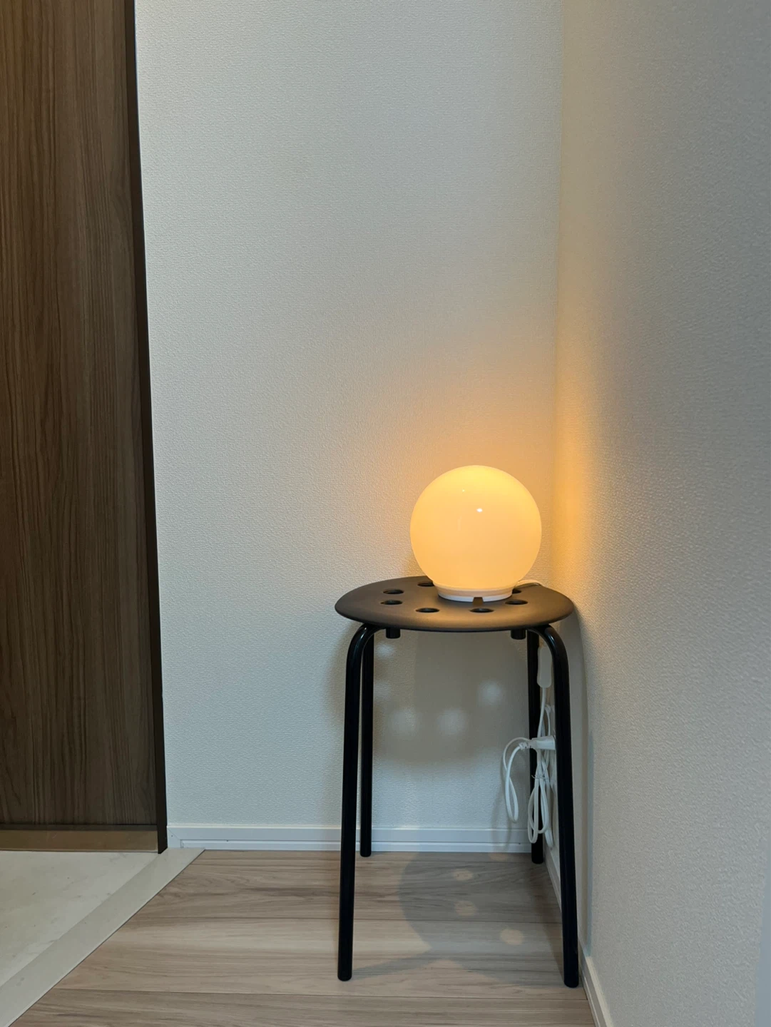 IKEA 黒いスツール 椅子🪑の写真2枚目