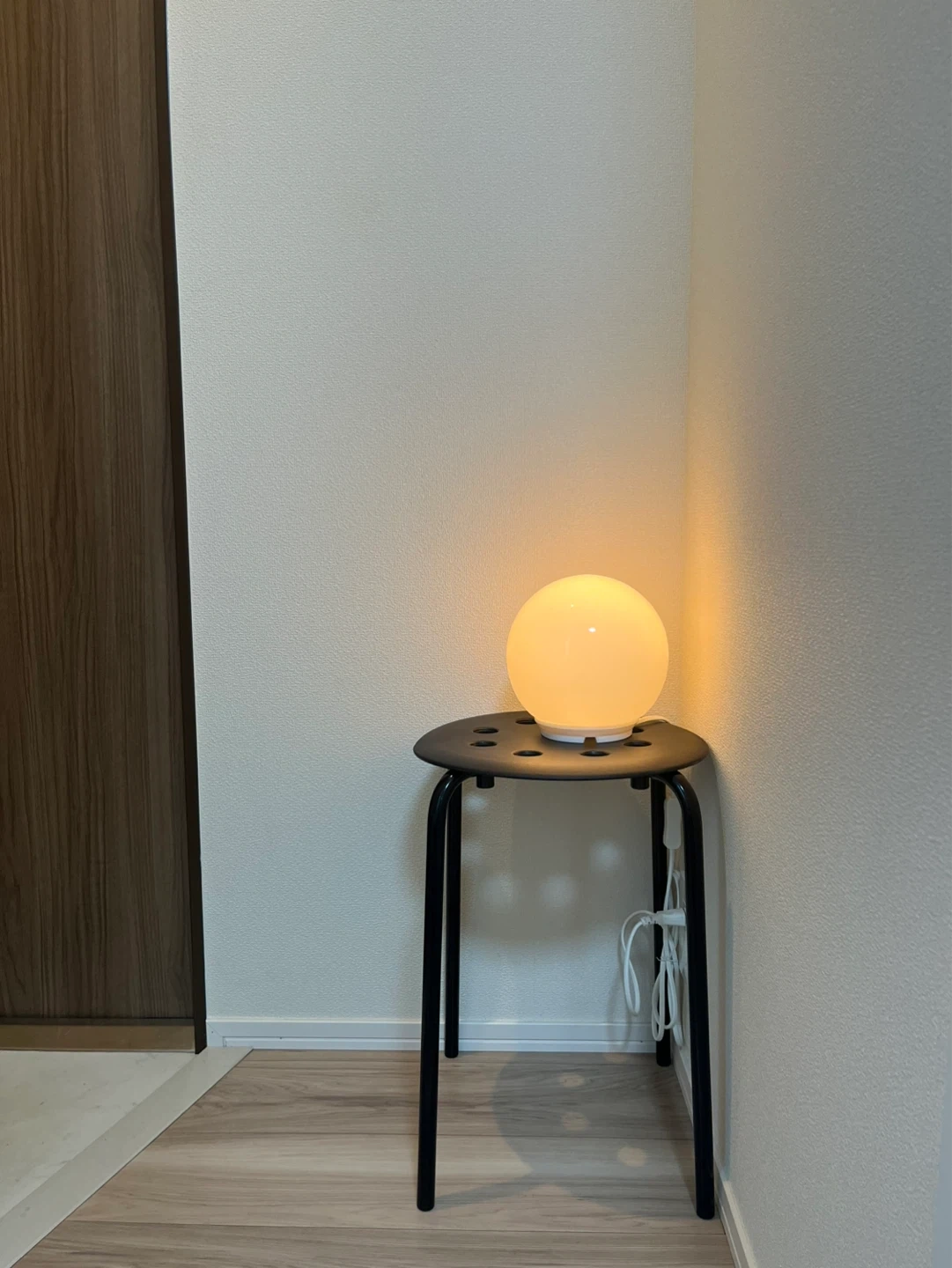IKEA 黒いスツール 椅子🪑の写真2枚目