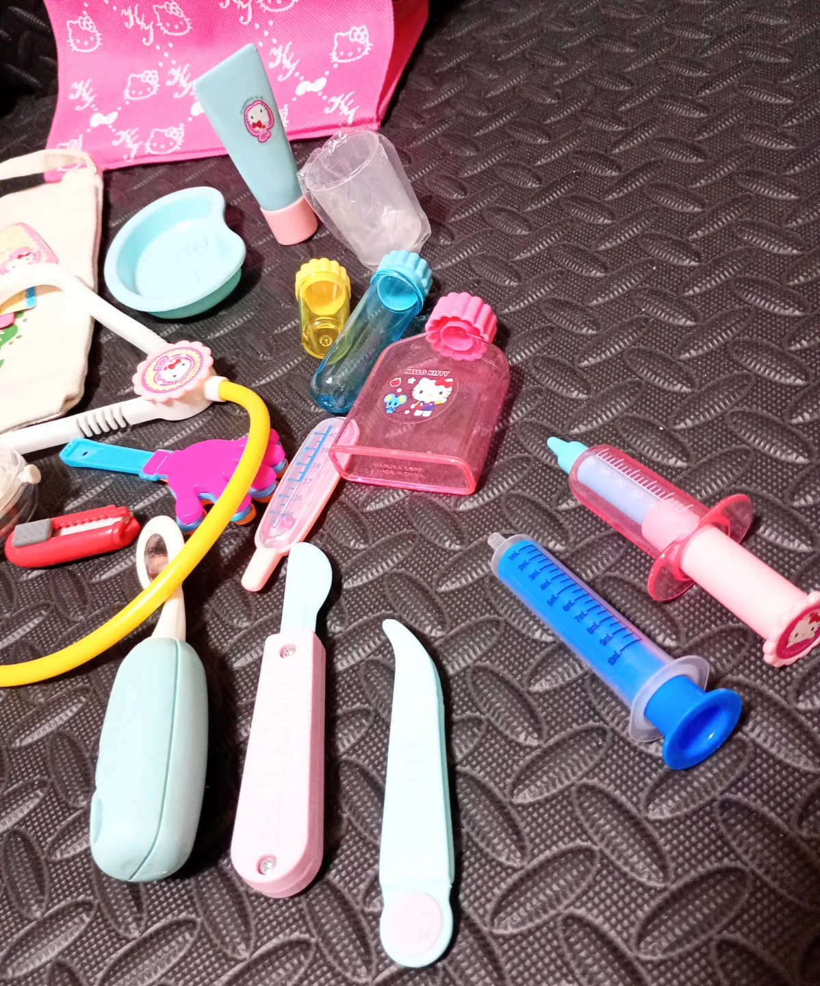 ハローキティ お医者さんセットと不織布バッグ ピンクの写真2枚目