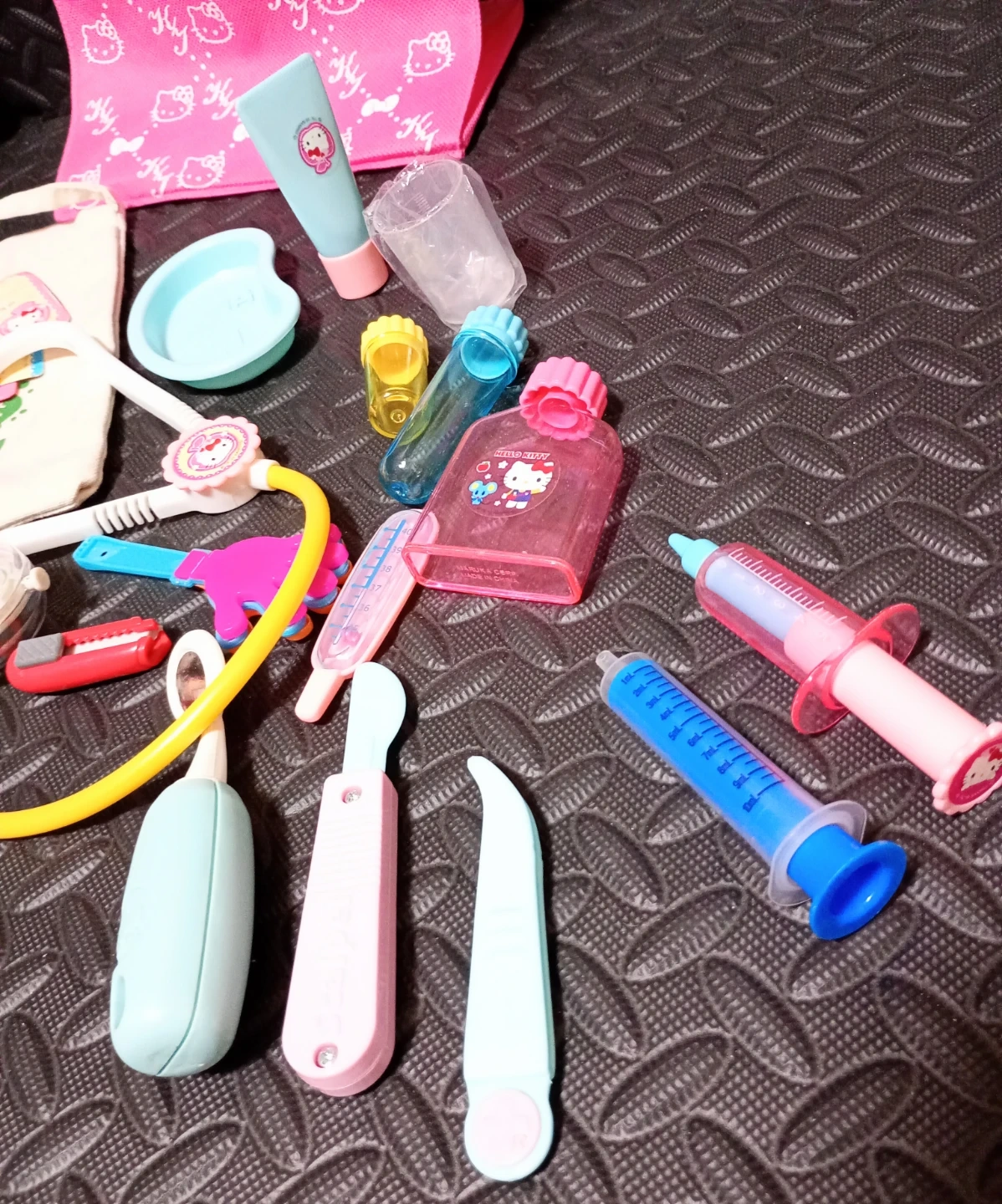 ハローキティ お医者さんセットと不織布バッグ ピンクの写真2枚目