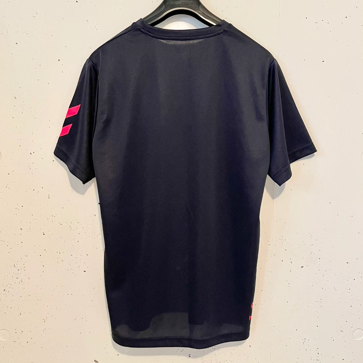 【新品タグ付き】hummel ロゴTシャツ ネイビー Lの写真2枚目
