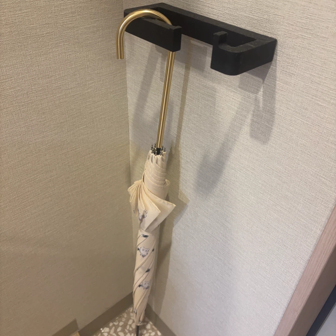 傘 アイボリー ゴールド持ち手 ラグドールの写真2枚目