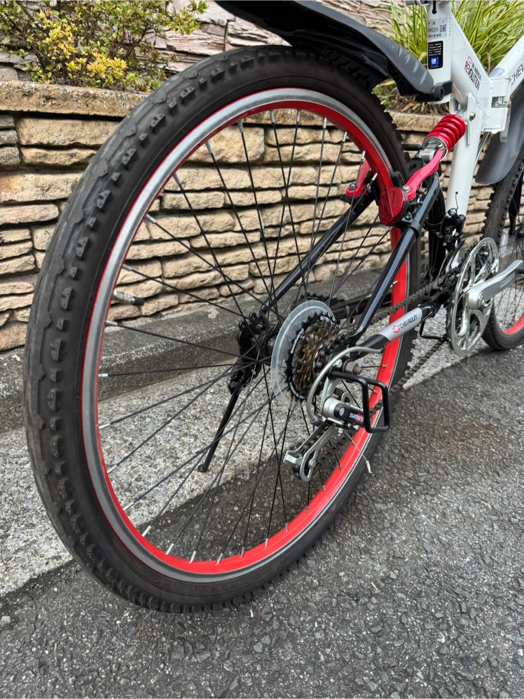 シボレー製のホワイトの折りたたみマウンテンバイク(MTB)の写真2枚目