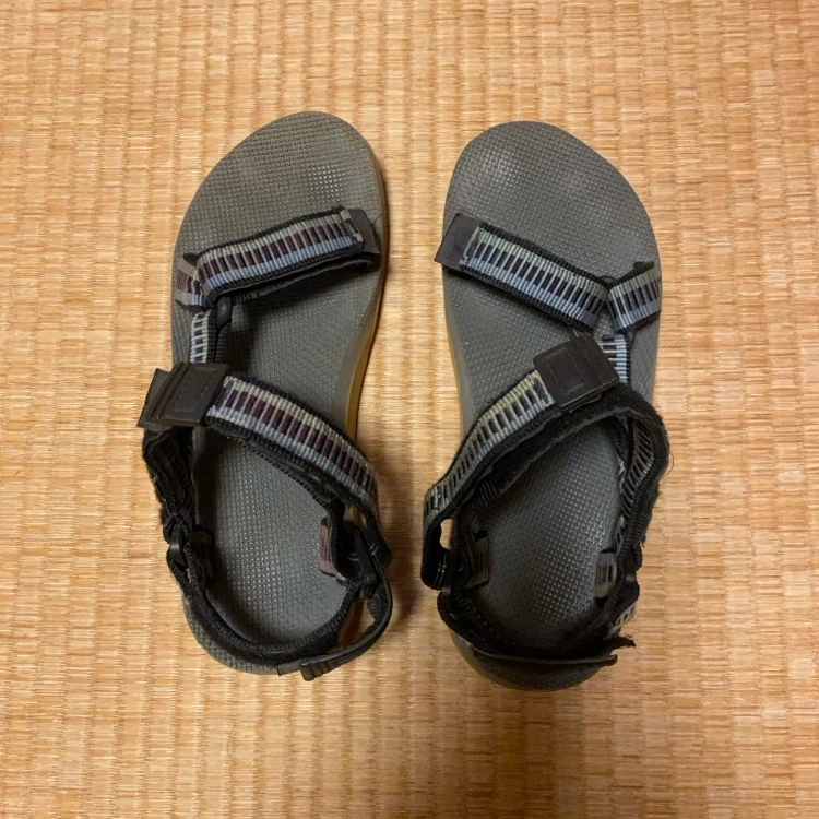 テバ サンダル グレー