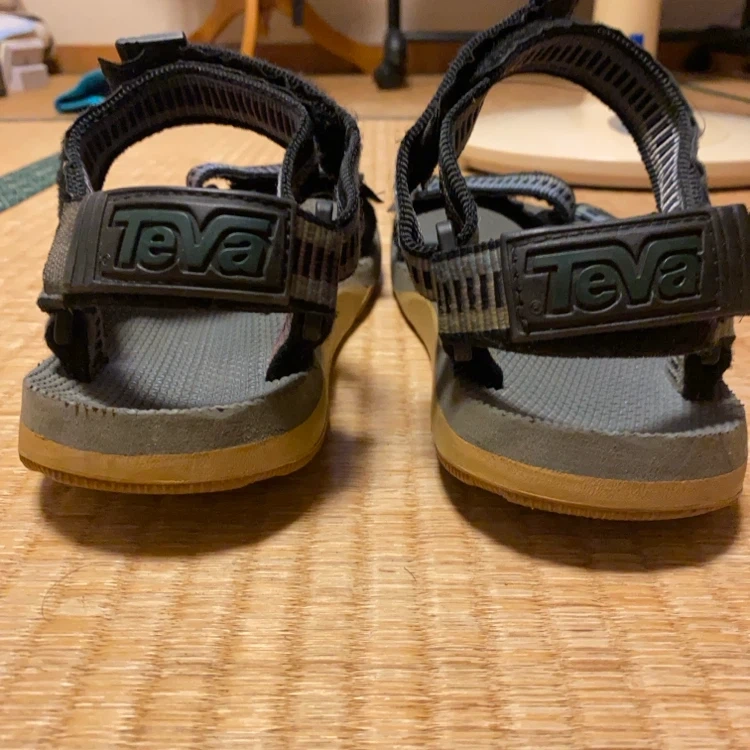 テバ サンダル グレーの写真2枚目