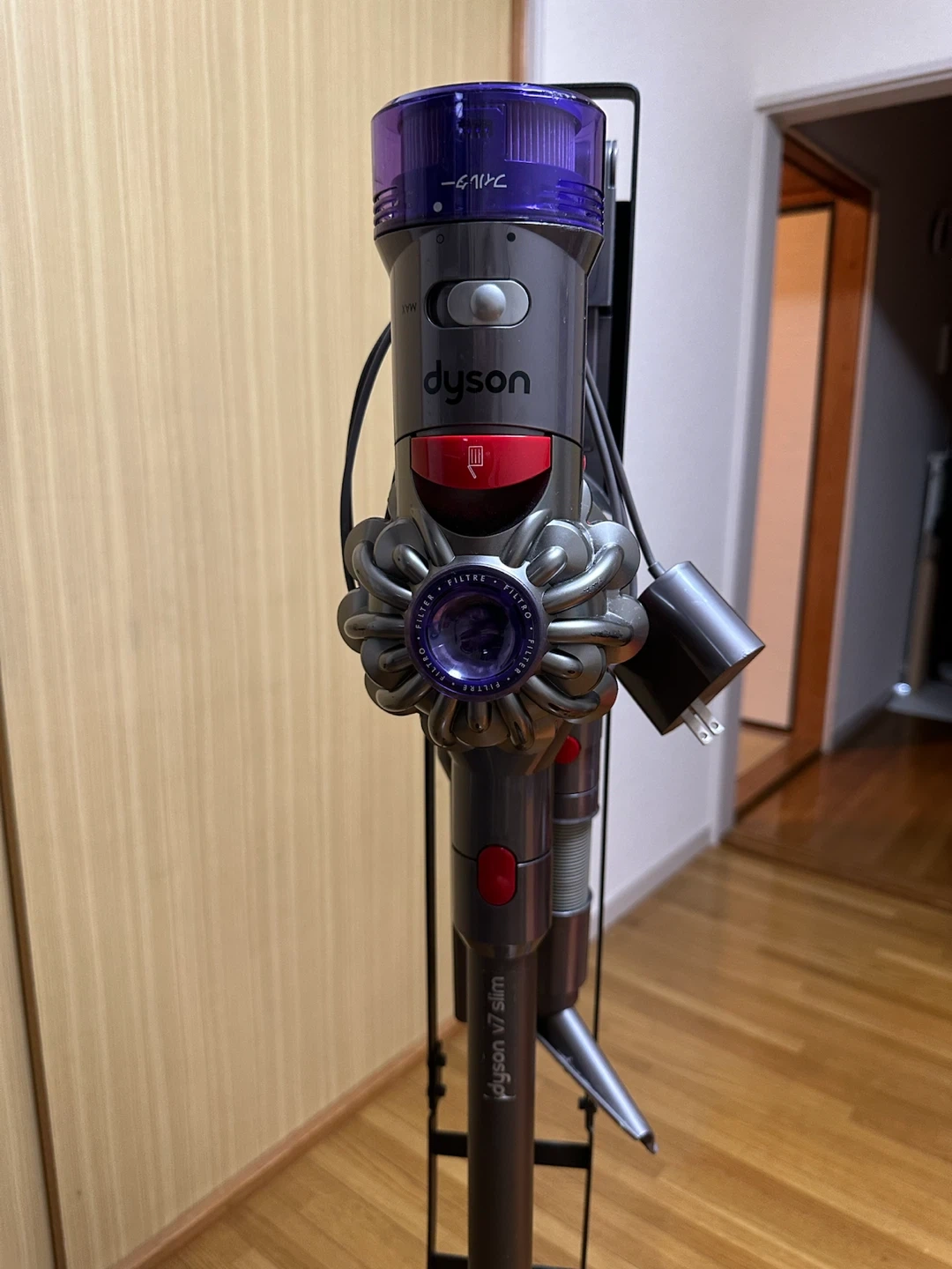 ダイソン V8 Slim スティック掃除機の写真3枚目